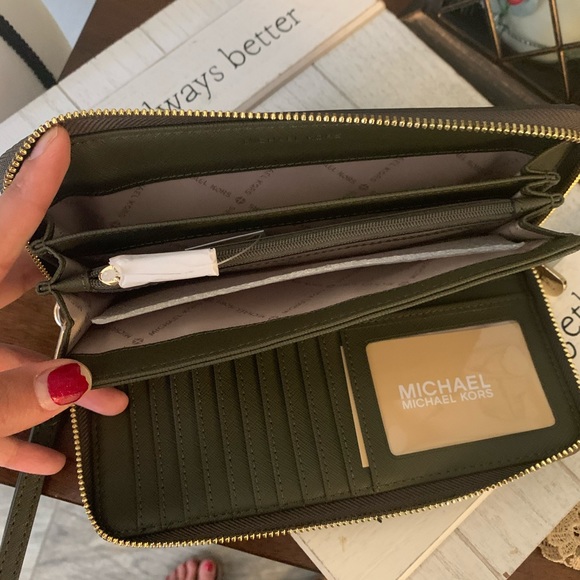 New MK full size wallet ♥️ - Picture 6 of 8